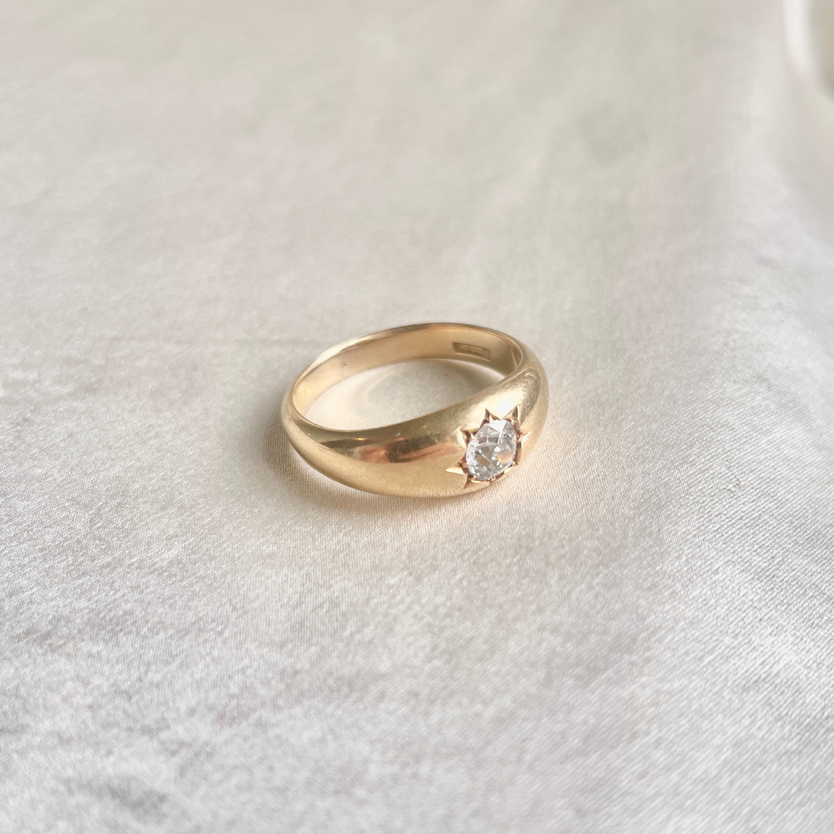 Stunning Star Set 18K Diamond Ring
