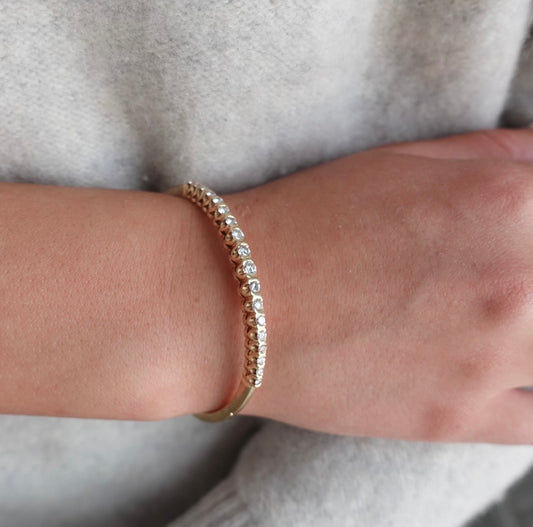 Anniversary 18K Gold Graduated Diamond Bangle